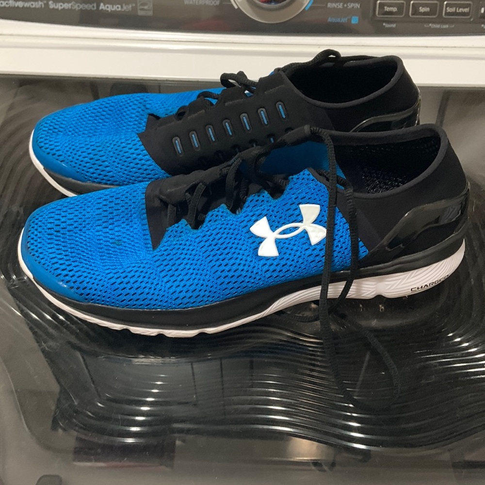 Men’s under armour speedform Apollo 2 Tennis shoes, lightly used, 10.5 US size